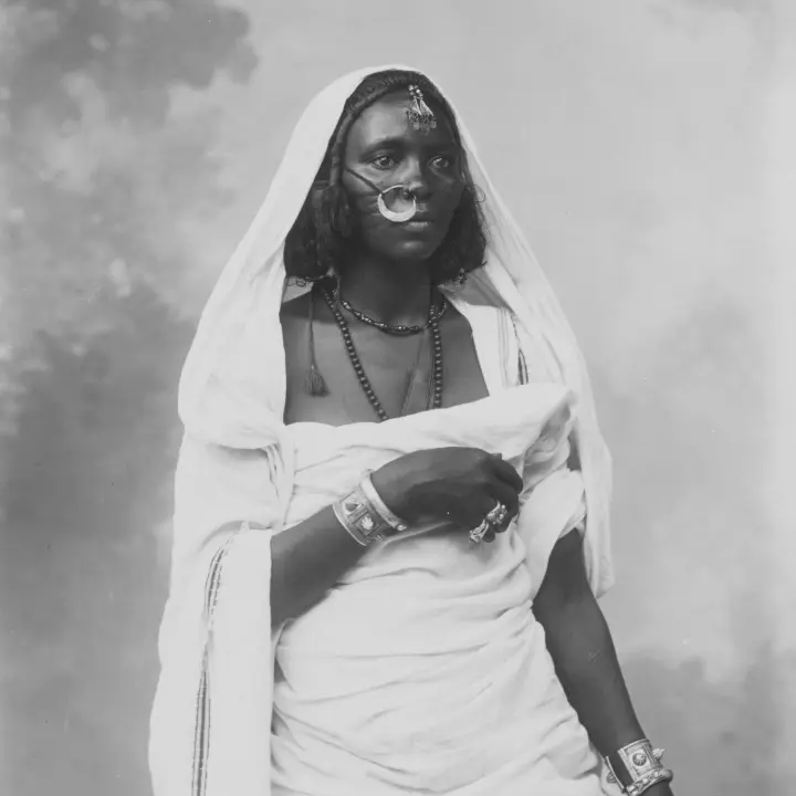 Foto in bianco e nero di una donna africana.